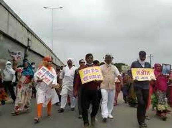 योगी से मिलने पैदल निकले संजीत के परिजन